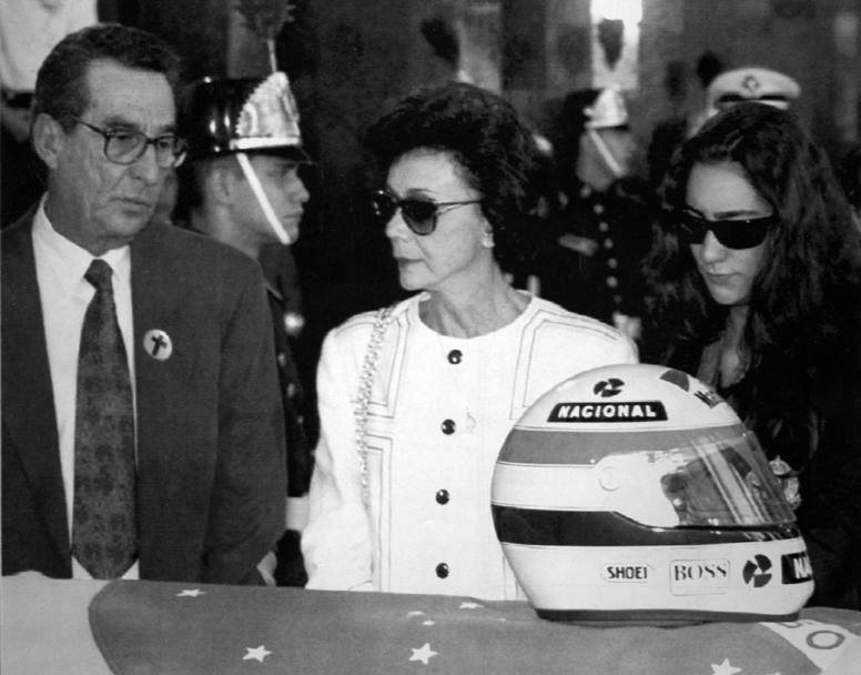 5 maggio 1994: i genitori di Ayrton Senna, Milton e Neide, e la sorella Viviane davanti alla bara del pilota brasiliano nella camera ardente nel palazzo dell&#39;Assemblea Legislativa prima della processione verso il cimitero (Ansa)